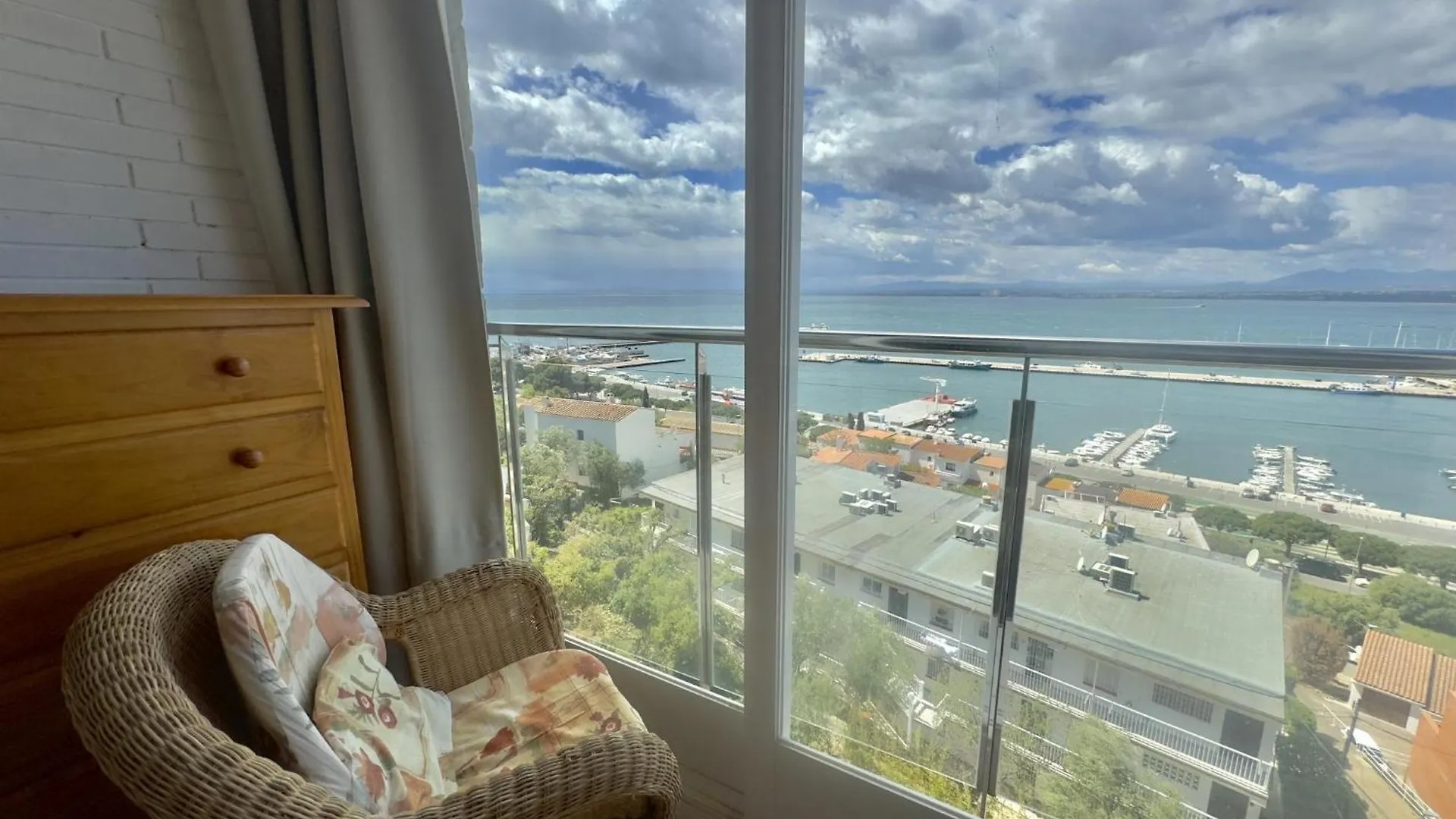 Monaco Apartment Roses Spain